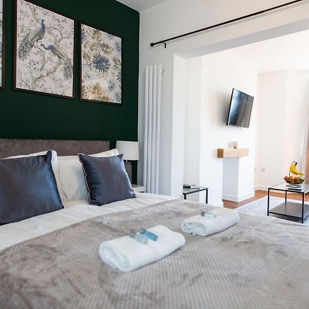 Studio Apartment With 65" Smart Tv ニューポート エクステリア 写真