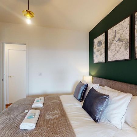 Studio Apartment With 65" Smart Tv ニューポート エクステリア 写真