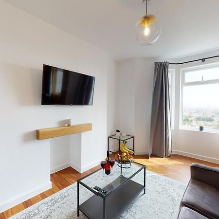 Studio Apartment With 65" Smart Tv ニューポート エクステリア 写真