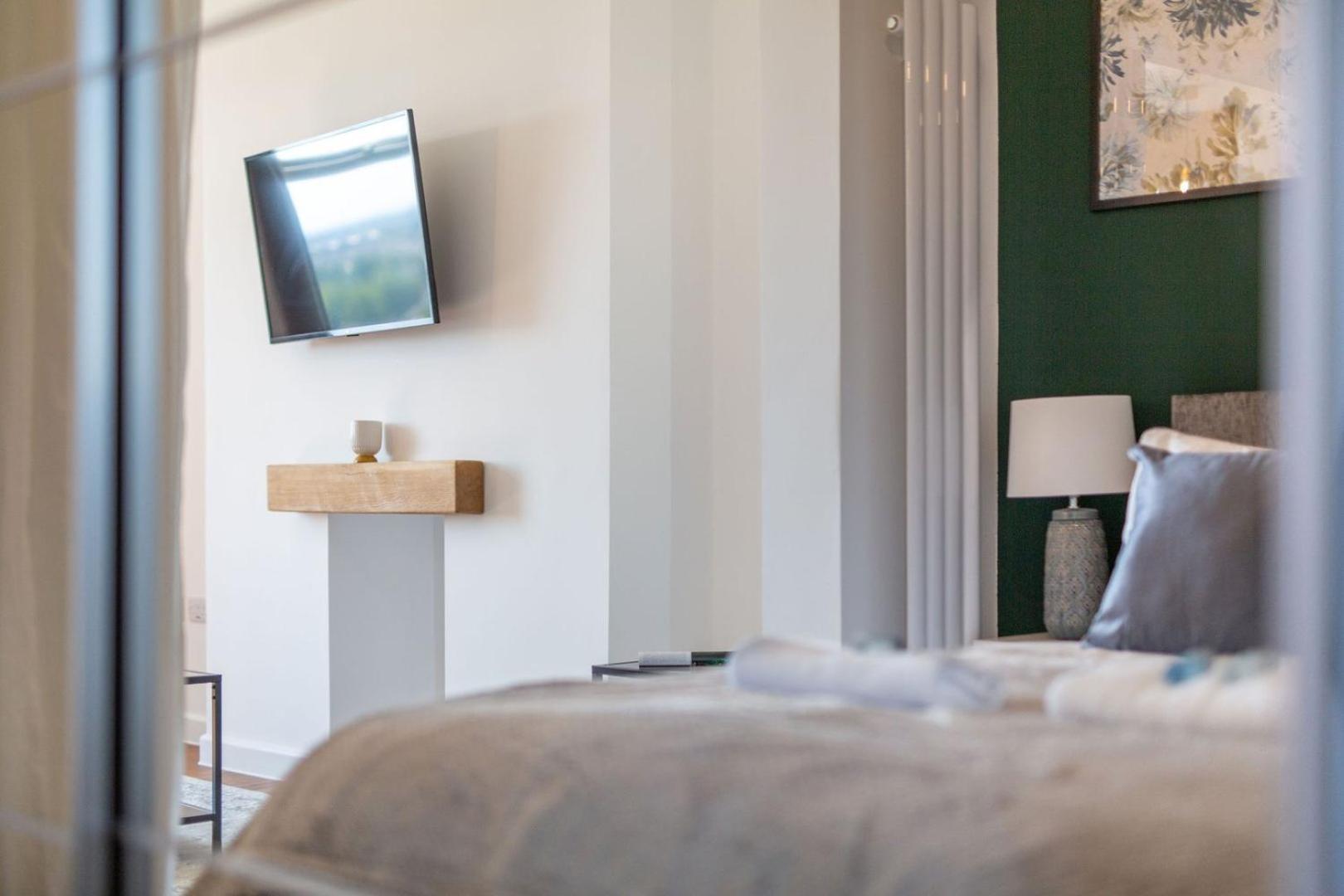 Studio Apartment With 65" Smart Tv ニューポート エクステリア 写真
