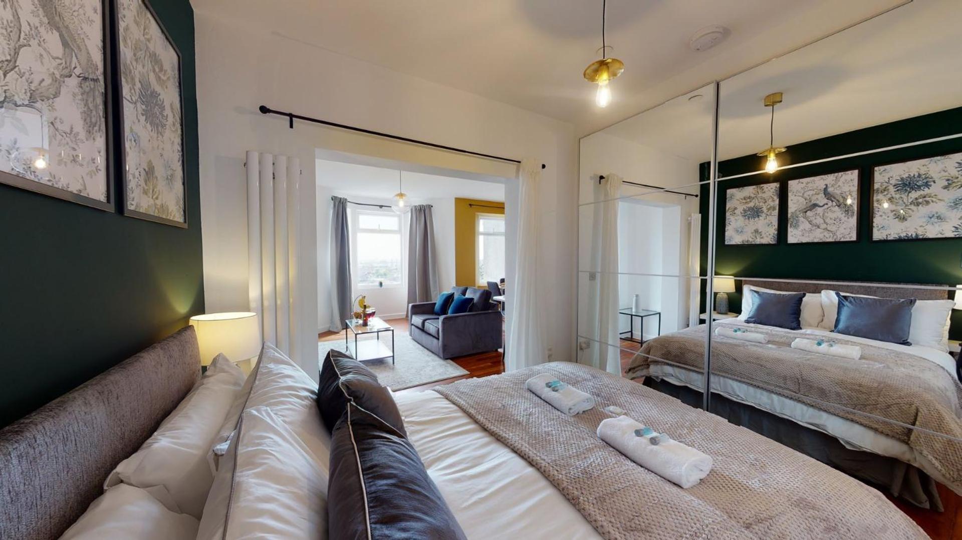 Studio Apartment With 65" Smart Tv ニューポート エクステリア 写真