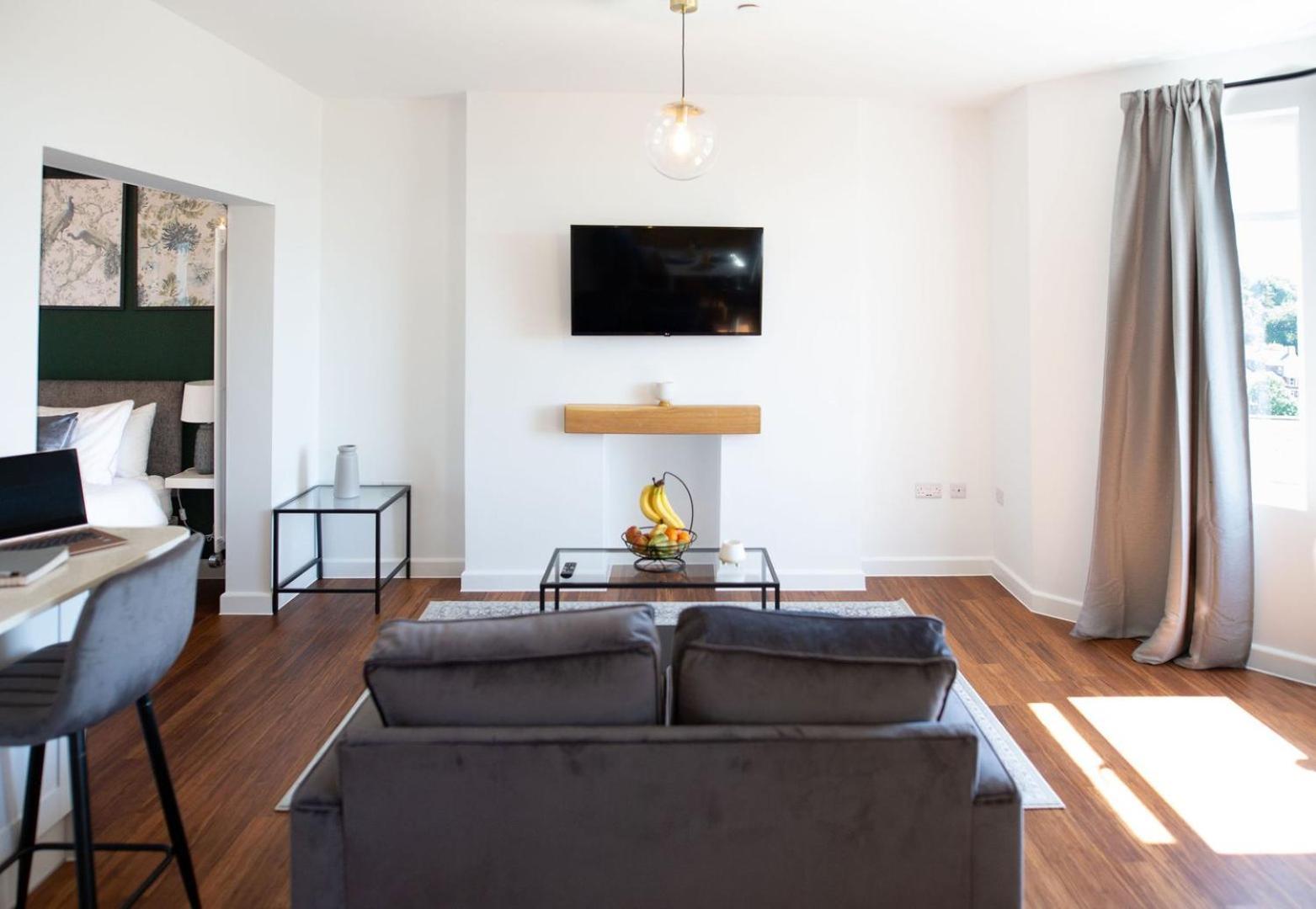 Studio Apartment With 65" Smart Tv ニューポート エクステリア 写真