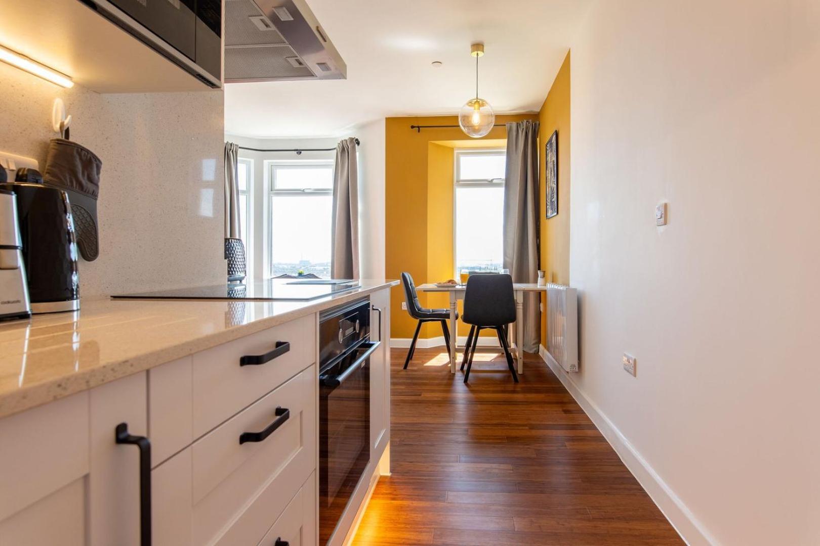 Studio Apartment With 65" Smart Tv ニューポート エクステリア 写真