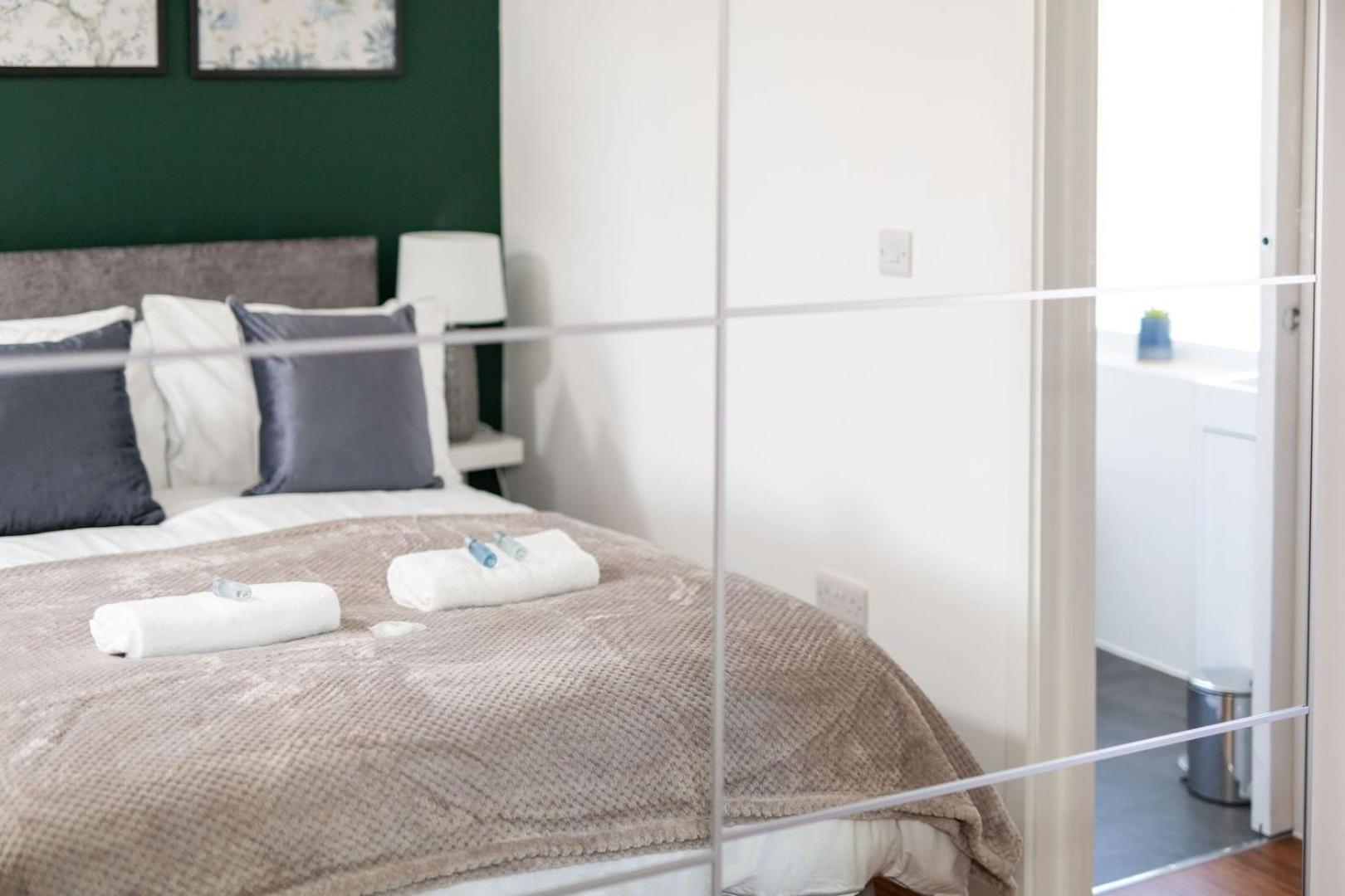 Studio Apartment With 65" Smart Tv ニューポート エクステリア 写真