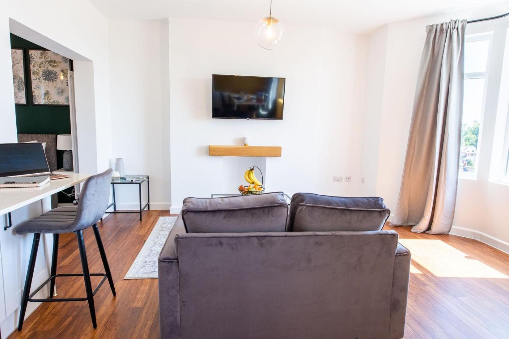 Studio Apartment With 65" Smart Tv ニューポート エクステリア 写真