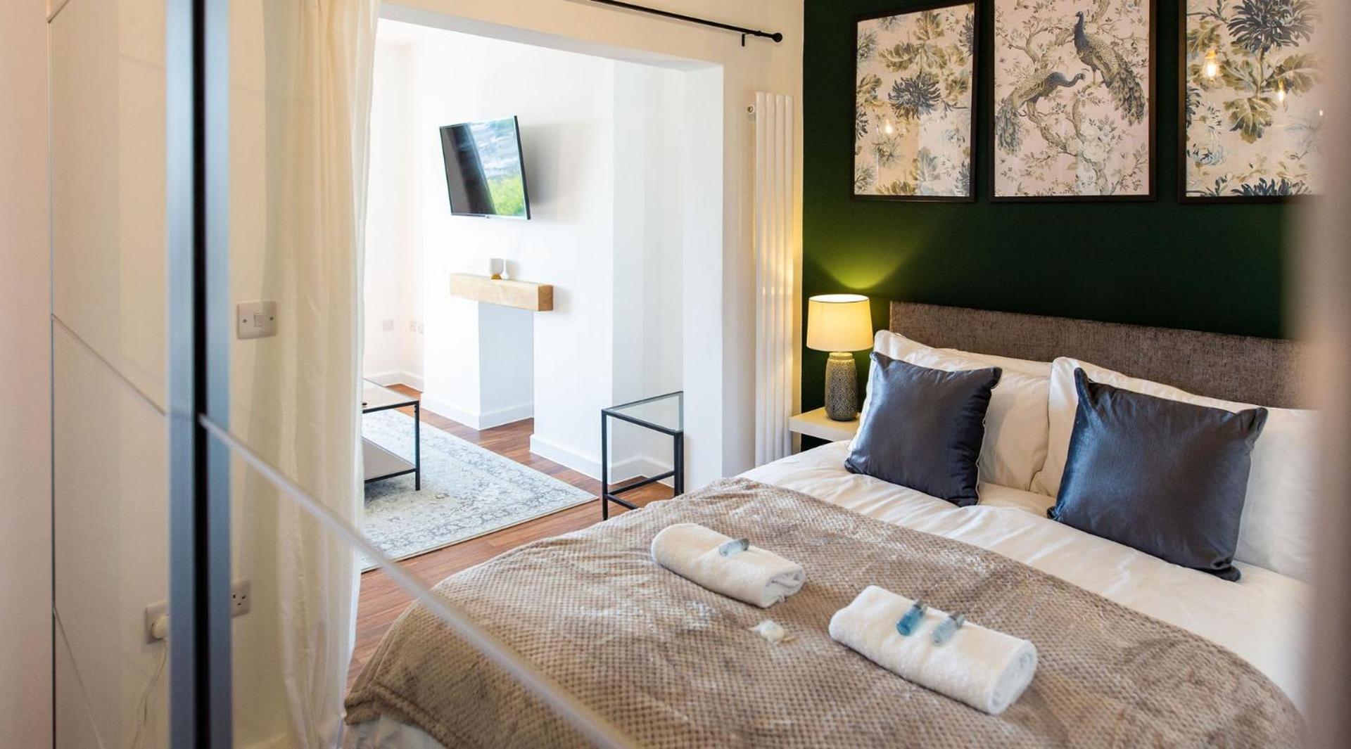 Studio Apartment With 65" Smart Tv ニューポート エクステリア 写真